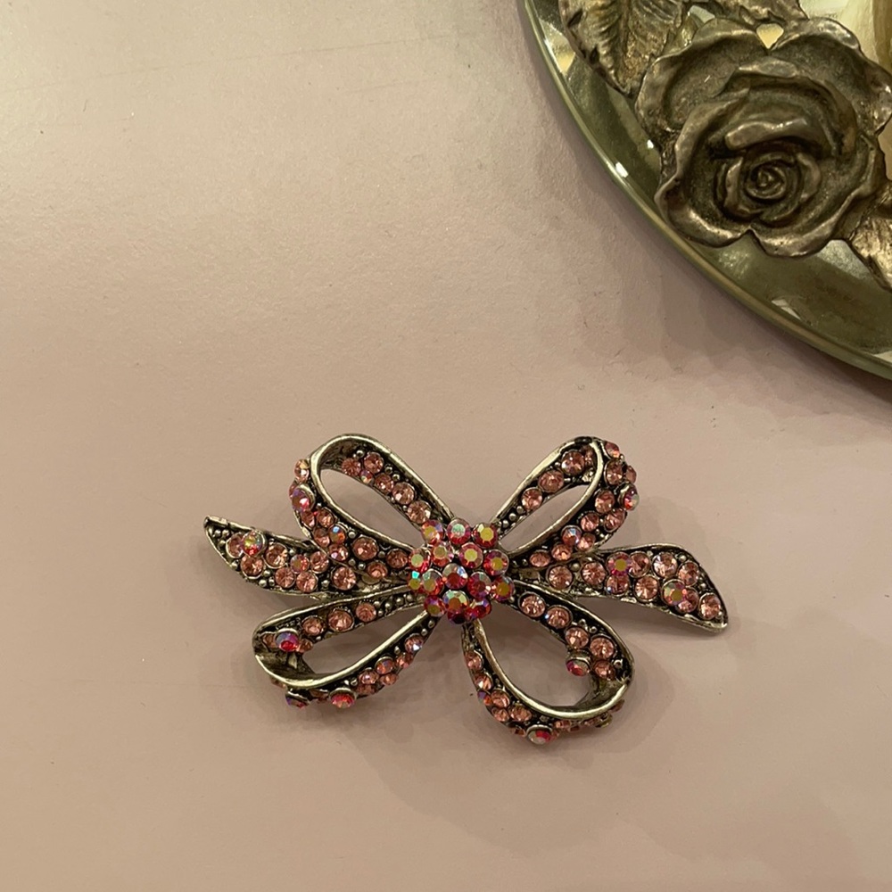 Brooch in pink Aurora borealis crystals